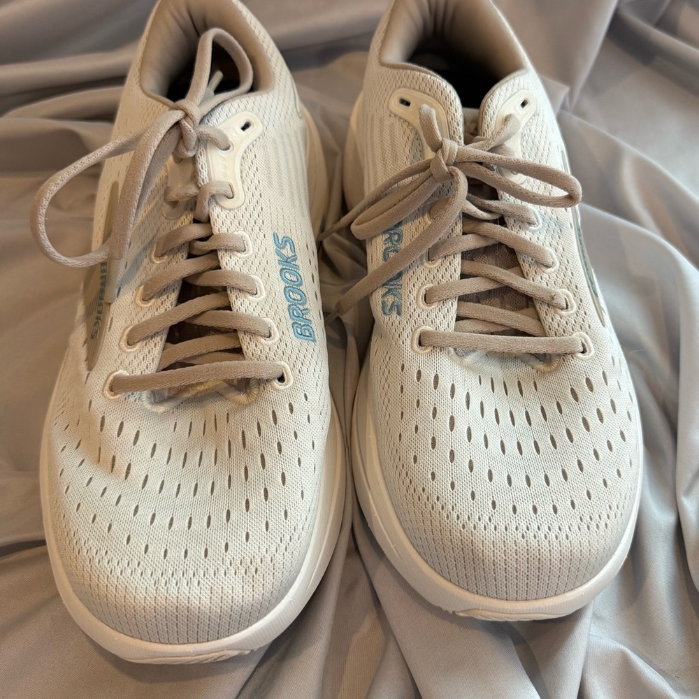 Brooks Ghost 3 Max. Lace-Up Running Shoes in Light Beige